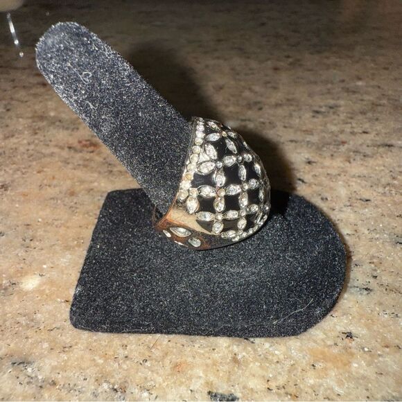 Elegant Silver and Black Women's Wide Ring - Picture 3 of 6